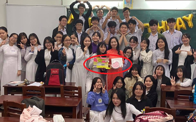 Tươi tắn cầm bánh kem trên tay, chỉ vài phút sau cô giáo đã gây ra 'thảm họa' khi chụp ảnh với học sinh