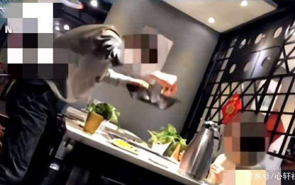 Người đàn ông bê cả nồi lẩu đang sôi lên uống trước mặt bạn gái để được giảm tiền thách cưới