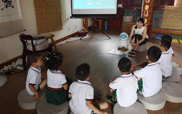 Không yên tâm khi con đến lớp, bố mẹ cho vào ba lô một thứ khiến cô giáo sửng sốt