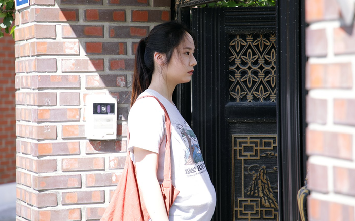 Krystal khoe bụng bầu vượt mặt: Đây là lý do tăng cân 'vùn vụt'