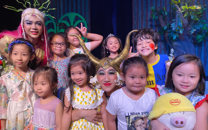 Con gái Mai Phương xinh xắn đi xem kịch, tiết lộ 'Mẹ con hát nè'