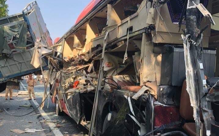 Xe khách biến dạng, hư hỏng nặng sau va chạm với xe tải trên cao tốc