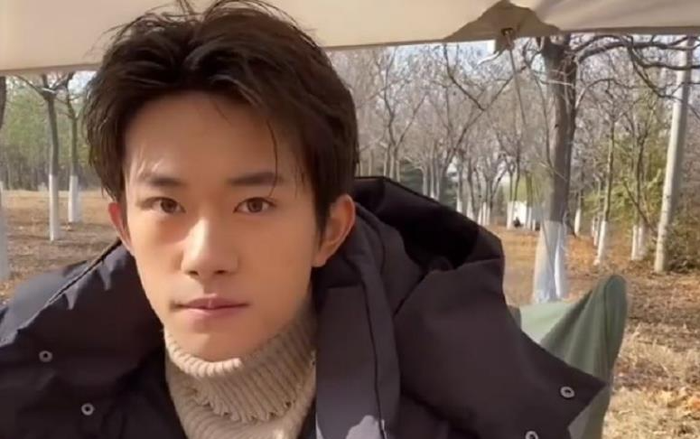 Hình ảnh mộc mạc gần đây của Dịch Dương Thiên Tỉ gây chú ý