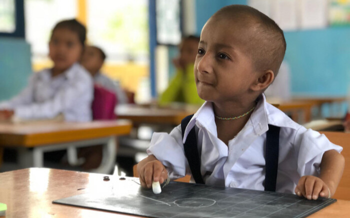 Đám tang đẫm nước mắt của cậu bé tí hon K'rể, em đã yên nghỉ trong vòng tay những người yêu thương