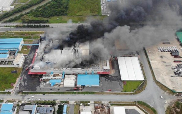 Công ty thực phẩm rộng hàng nghìn m2 bất ngờ bốc cháy dữ dội, khói đen bốc cao hàng chục mét