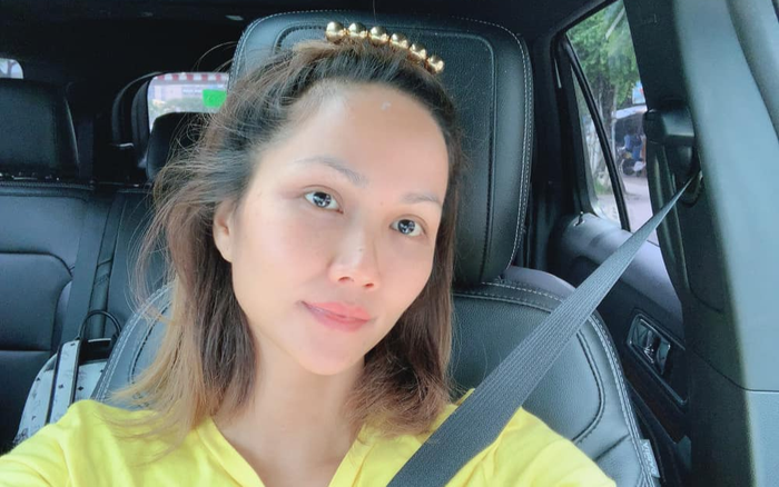 Khoe đậu bằng lái xe B2, H'Hen Niê chia sẻ bí quyết thi, bàn rôm rả với Trang Trần