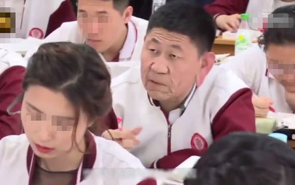 Ông chú ngồi trong lớp học gây lầm tưởng phụ huynh đi học hộ, khi biết danh tính nhiều người đã té ngửa