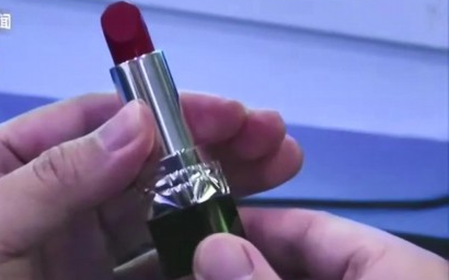 Mua son tặng bạn gái nhưng bị chê là hàng fake, chàng trai báo cảnh sát kéo theo vụ kiện tụng tiền tỷ