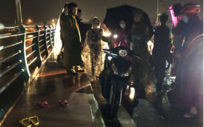 Người phụ nữ ôm 2 con để lại xe máy cùng dép lên cầu giả tự tử rồi về nhà người thân khiến chồng hú vía