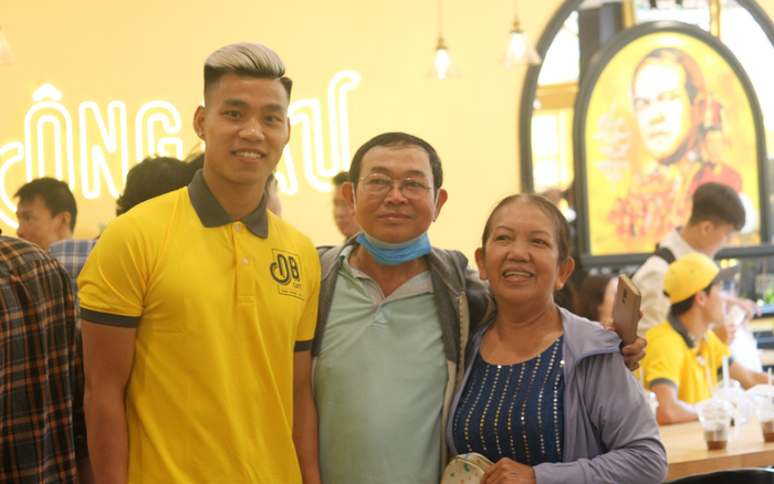 'Cười lên đi, Văn Toàn' và các cụ già vì tin yêu mà vượt đường xa ủng hộ các ông bầu