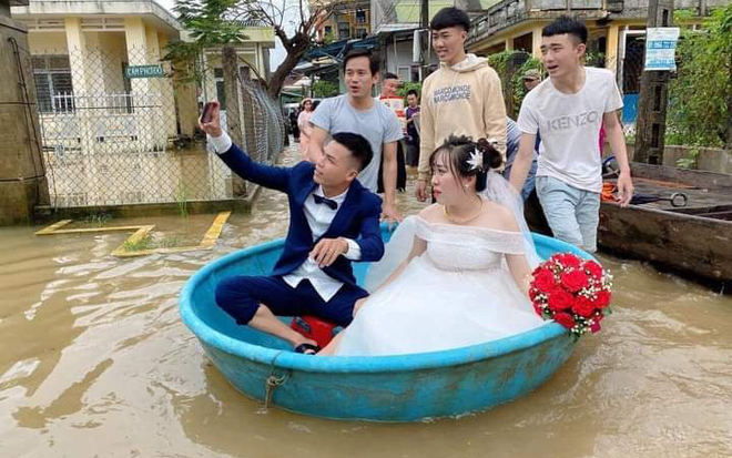 Đám cưới mùa mưa lũ ở Quảng Ngãi: Dâu rể ngồi thuyền thúng, quan viên bì bõm lội nước đến chung vui