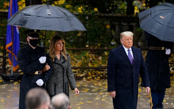 Bà Melania không khoác tay ông Trump trong một sự kiện công khai giữa tin đồn sắp ly hôn