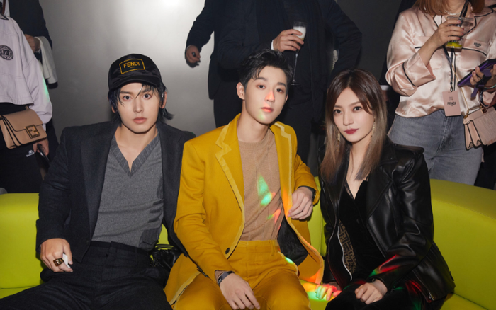 Mặc tin đồn ly hôn, Triệu Vy diện váy hai dây nửa kín nửa hở dự tiệc thời trang bên cạnh dàn trai trẻ