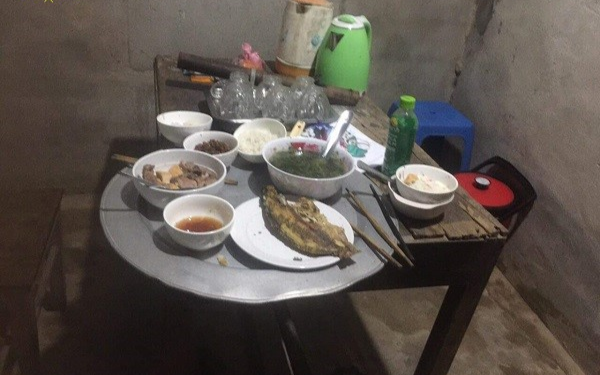 Mâu thuẫn trong bữa cơm tối, bố chồng đánh con dâu và 2 cháu nội nhập viện cấp cứu