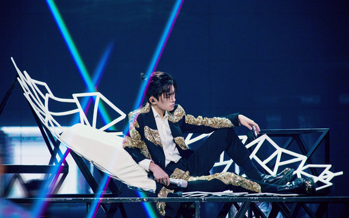 Sân khấu 'Double 11' của Dịch Dương Thiên Tỉ bỗng xuất hiện trên các trang báo mạng của nhiều quốc gia