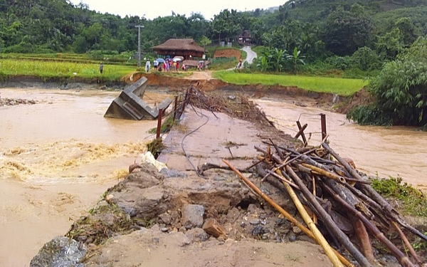 Xe công nông bị lật xuống cánh đồng ngập sâu, 1 nữ sinh tử vong thương tâm