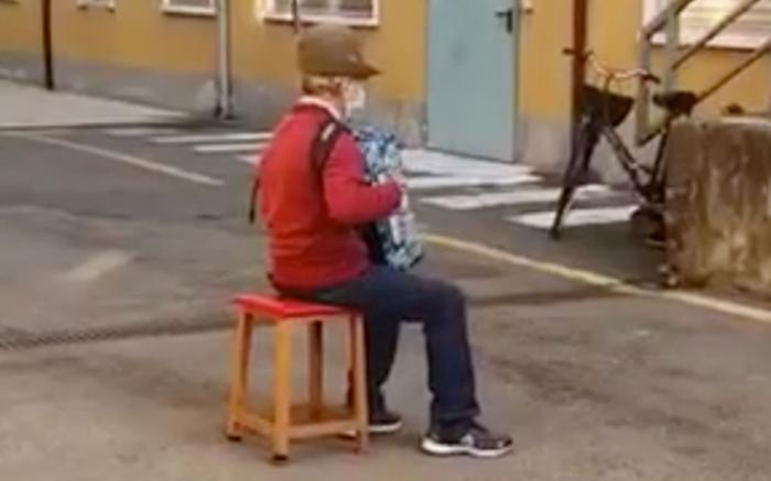 Không thể vào thăm vợ trong bệnh viện do dịch bệnh, người chồng làm điều xúc động