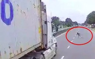 Clip: Nam thanh niên cố tình lao vào đầu xe ô tô tự tử khiến tài xế hoảng hốt