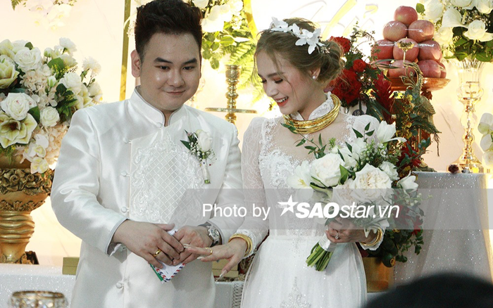 Chú rể Xemesis xúc động cầm tay Xoài Non, nghe lời dặn dò của bố mẹ hai nhà