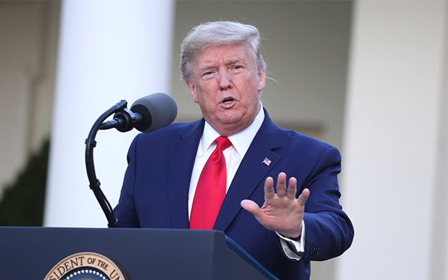 Ông Trump gây chú ý với màu tóc mới khi xuất hiện tại Nhà Trắng