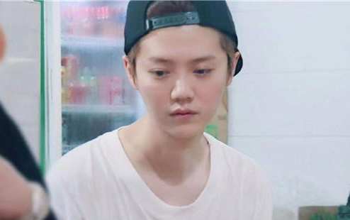 Lộc Hàm khiến bao chị em phải ghen tị và lên cả hotsearch vì làn da trắng mịn dù đã 30 tuổi