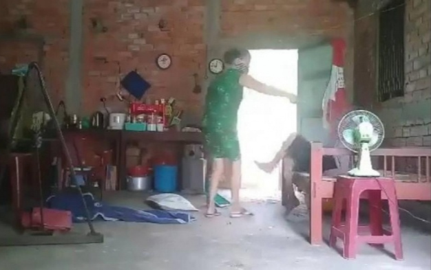 Truy tố người phụ nữ đánh đập, đổ chất thải lên người mẹ già do không được để lại tài sản