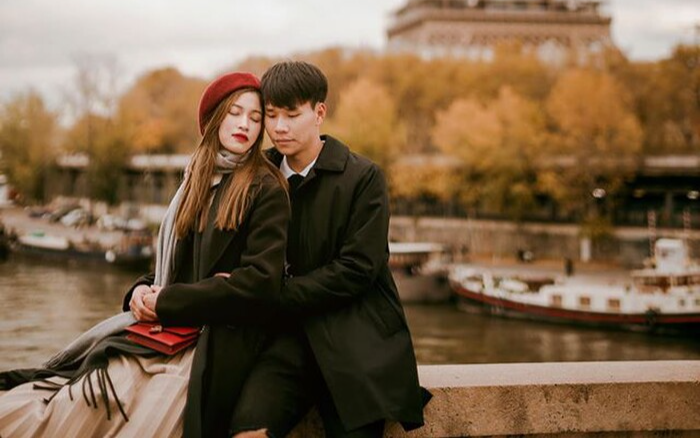 Sang nhà bố mẹ bạn gái ở, cầu thủ Hà Nội FC chăm chỉ nhặt rau quét nhà