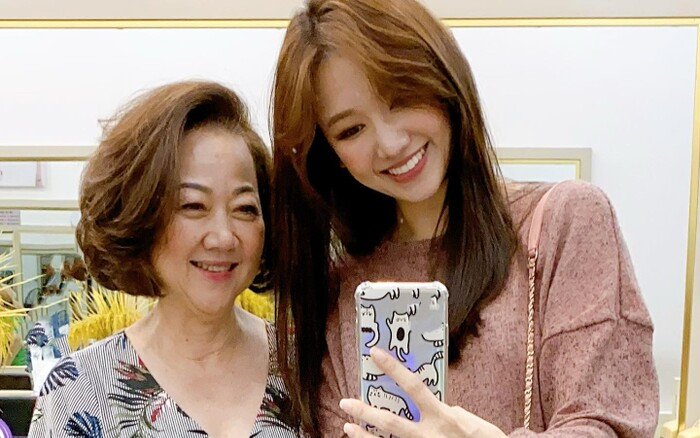 Mua dép hiệu tặng mẹ chồng, Hari Won khiến fan 'tan chảy' vì lời nhắn ngọt ngào