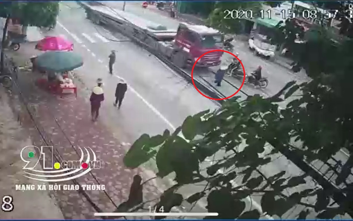 Clip: Qua đường thiếu quan sát, cụ bà bị container đâm trúng phải nhập viện cấp cứu