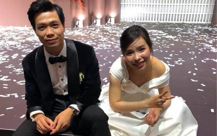 'Xả vai' cô dâu chú rể, Công Phượng - Viên Minh ngồi bệt dưới đất khiến fan thích thú