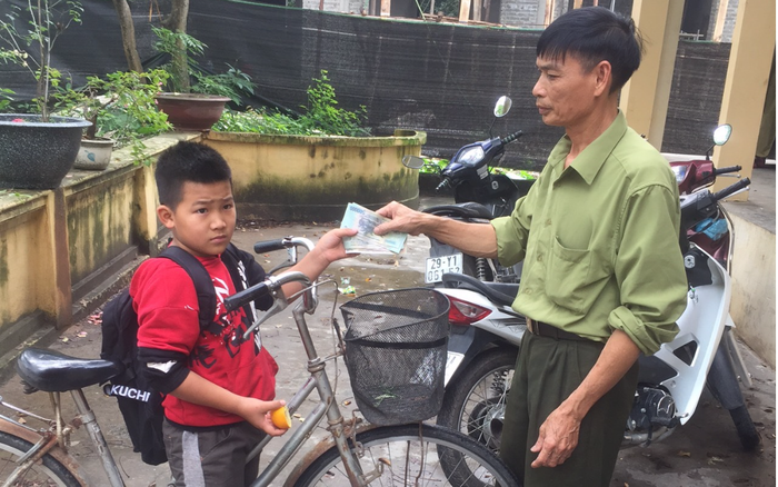 Nam sinh lớp 4 nhặt được 3 triệu liền đạp xe lên đưa công an trả cho người đánh mất