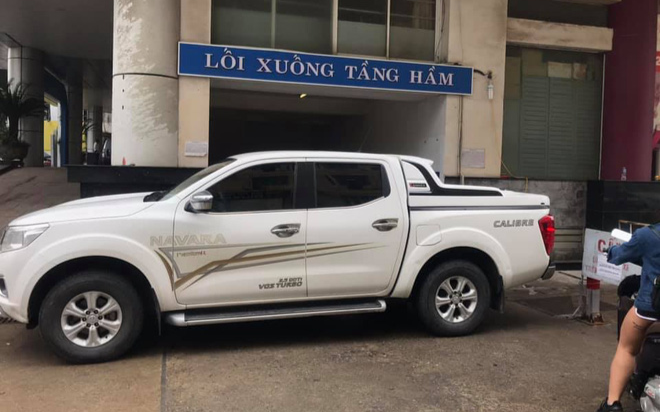 Tài xế ô tô đỗ xe bất chấp, chắn cả lối ra vào tầng hầm khiến cư dân mạng bức xúc