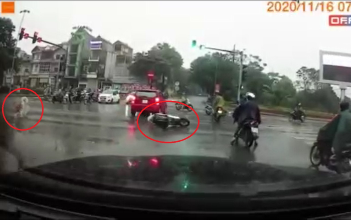 Clip: Pha trượt dài của xe máy và cô gái giữa ngã tư khiến người xem ngỡ ngàng