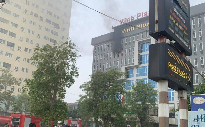 Hàng chục người bỏ chạy khỏi đám cháy lớn tại khách sạn 180 phòng Vinh