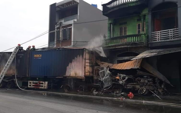 Xe container lao vào nhà dân bốc cháy sau va chạm giao thông, tài xế tử vong trong cabin