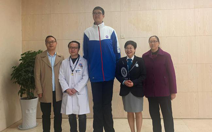 Nam sinh cao 2,21m lập kỷ lục Guinness Thế giới