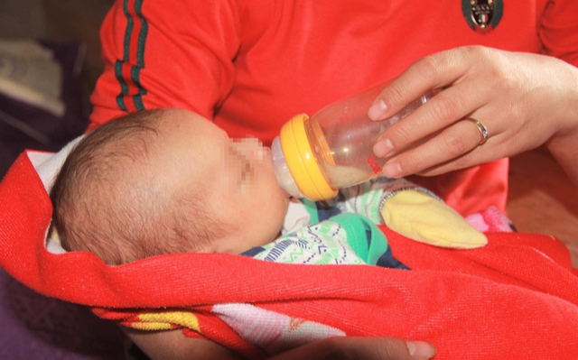 Bé trai 1 tháng tuổi bị bỏ rơi trước cửa nhà đôi vợ chồng hiếm muộn ở Hà Tĩnh