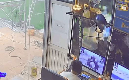 Clip: Đứng tim phút gây họa của thợ hàn, các game thủ vẫn ngồi chơi mà không biết nguy hiểm đang rình rập