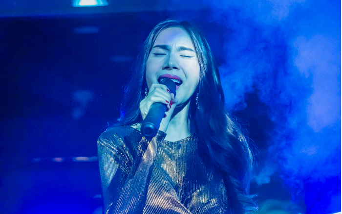 Vừa trình diễn xong chương trình gây quỹ, Thủy Tiên tức tốc bay ra Huế tiếp tục cứu trợ