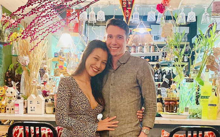 'Mẹ bỉm sữa' Hoàng Oanh diện áo trễ cổ khoe vòng 1 căng đầy nóng bỏng bên ông xã Tây