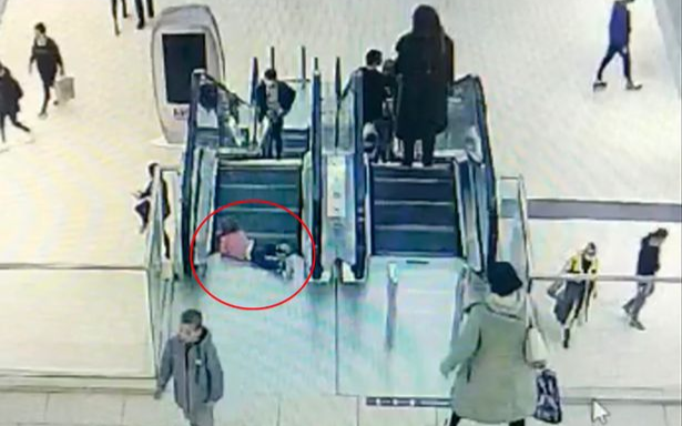 Clip: Bé gái bị kẹt tay trong thang cuốn, hàng chục người tới giải cứu nhưng lại nhận chỉ trích thậm tệ