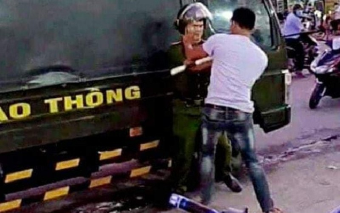 Xin bỏ qua vi phạm không được, nhóm người lao vào tấn công CSGT rồi lấy xe máy bỏ chạy