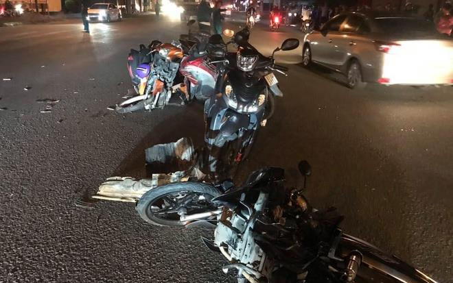 Ô tô 7 chỗ tông hàng loạt xe máy đang dừng chờ đèn đỏ ở TP.HCM khiến nhiều người bị thương nặng