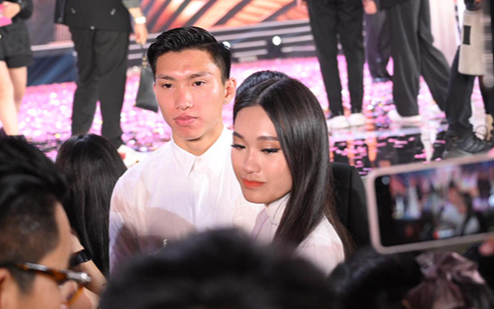 Đoàn Văn Hậu mắt ngấn lệ, ôm an ủi bạn gái Doãn Hải My