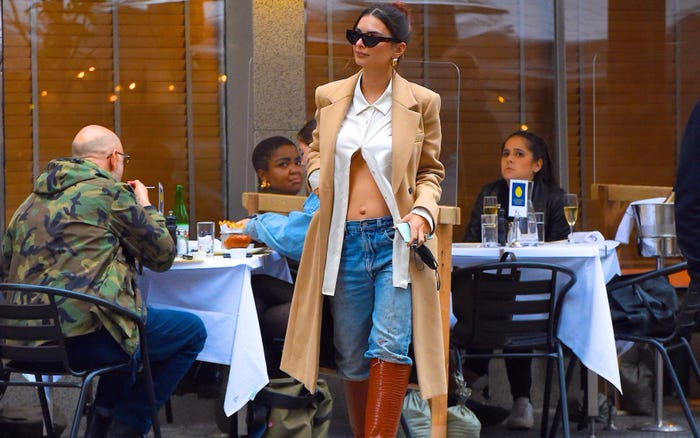 Emily Ratajkowski bầu vượt mặt vẫn thích mặc áo crop top