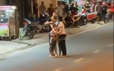 Lời khai của nam thanh niên cầm dao khống chế 3 nạn nhân rồi đặt điều kiện bất ngờ