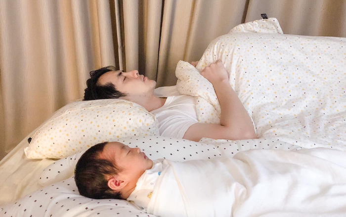 Đông Nhi ngậm ngùi bị con gái giành chỗ ngủ, dân mạng phát sốt vì Winnie giống Ông Cao Thắng như đúc