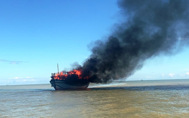Tàu chở khách bốc cháy trên biển, hàng chục người may mắn thoát nạn