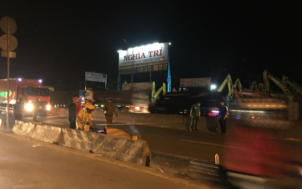 Chồng tử vong sau va chạm với xe container, vợ ôm con nhỏ gào khóc giữa quốc lộ khiến nhiều người xót xa