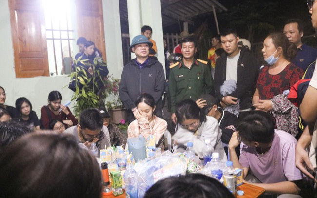 Giải cứu 27 học sinh lớp 12 trường chuyên Bắc Kạn bị mắc kẹt khi đi dã ngoại trên núi